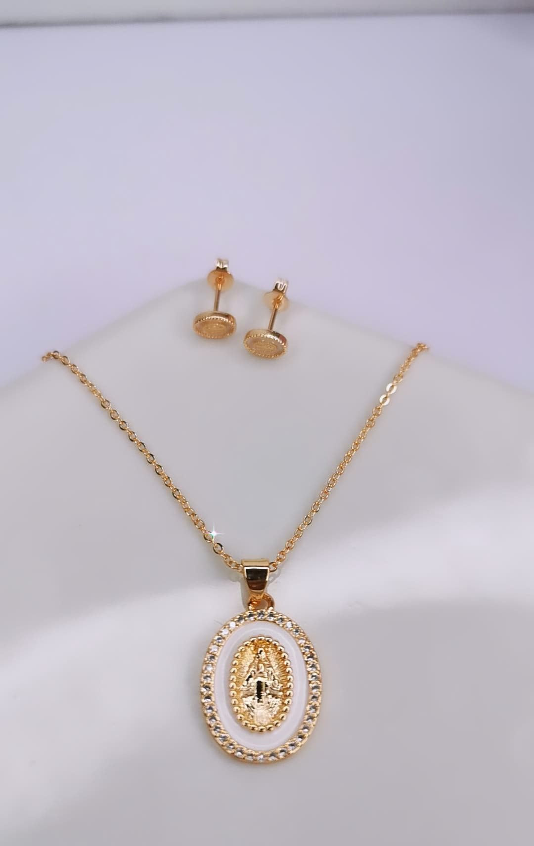 ✨ Cadena Dorada Inoxidable Antialergénica con Dije Religioso ✨
